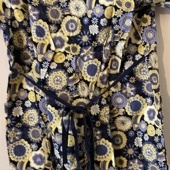 Scrub top. Perfect for healthcare worker. Two pockets. EUC - Picture 3 of 3